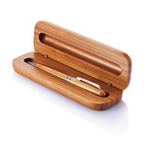 Długopis bambusowy w pudełku; Długopis bambusowy ze srebrnymi wykończeniami, w bambusowym pudełku.
